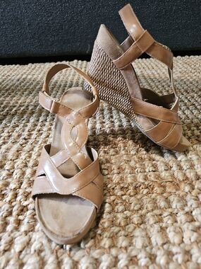 AEROSOLES Tan Strappy Wedge Sandals Size 8